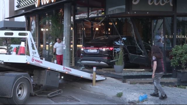 Συγγρού: Αυτοκίνητο εξετράπη της πορείας του & «μπήκε» σε καφετέρια | MEGA  TV