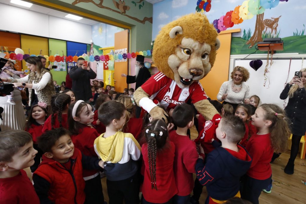 Ολυμπιακός: Δίπλα στα παιδιά της Μητρόπολης Πειραιά στον εορτασμό της Τσικνοπέμπτης